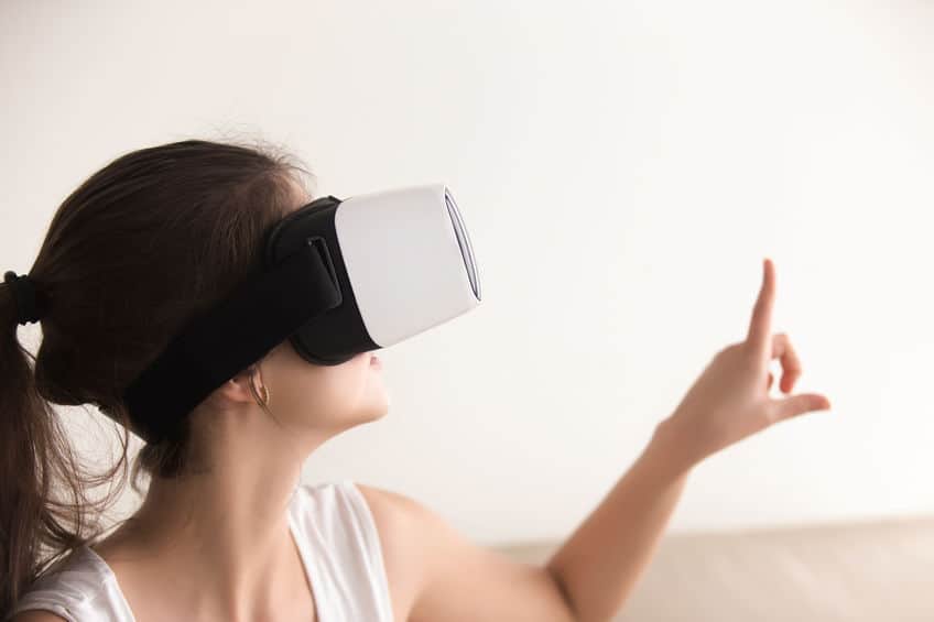 Frau probiert Vcademy von WorldofVR im EGB aus